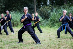 karate trainen in de open lucht