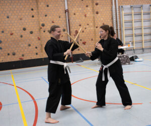 karate training modern arnis stokvechten vrouwen leiden